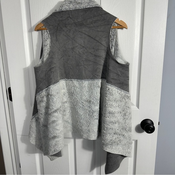 Gorgeous vest, faux suede/fur. Mey Italia, open front, swingy, versatile - Picture 5 of 10
